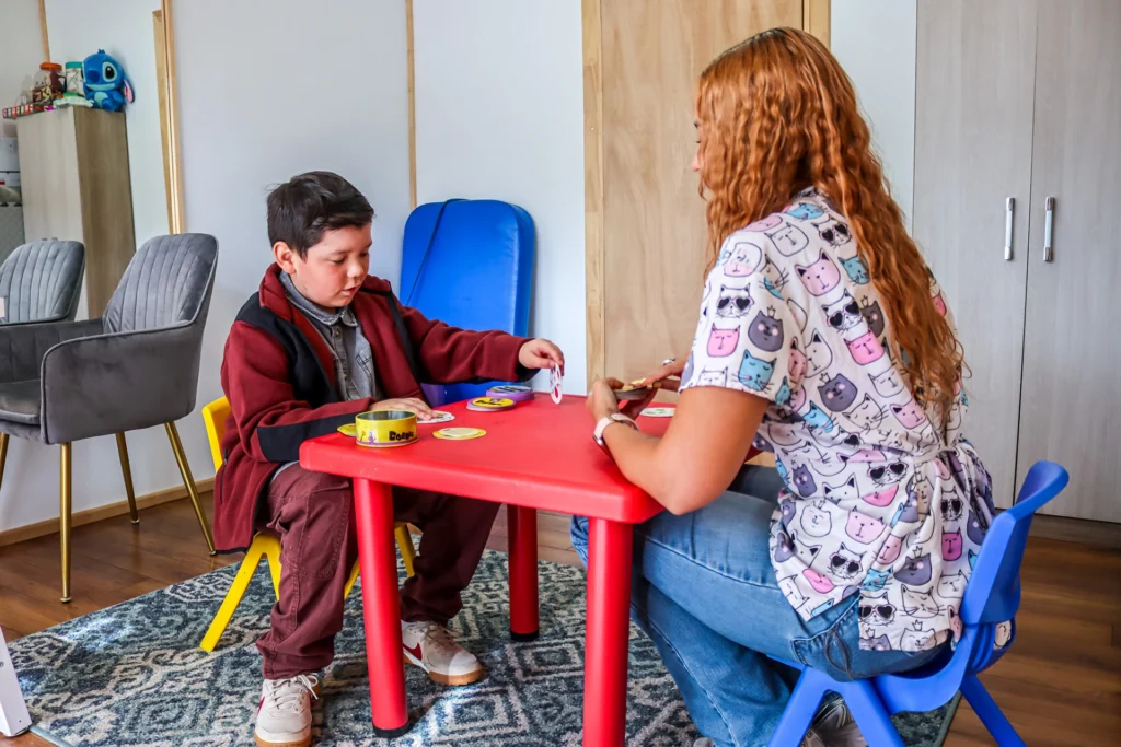 Psicóloga enfocada en acompañamiento emocional y procesos de salud mental en niños