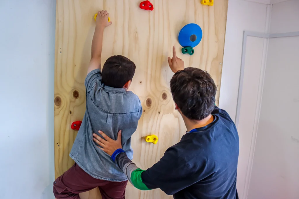 Profesional dando terapia a un niño
